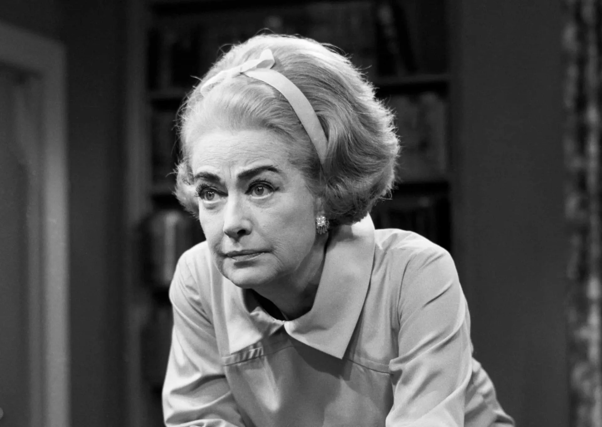 A atriz Joan Crawford, uma lenda da Hollywood clássica, com um olhar intenso e dramático.