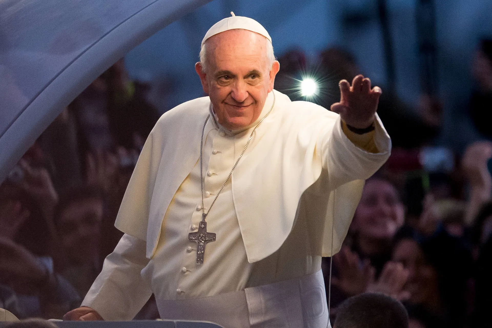 Papa Francisco acenando para a multidão na Praça de São Pedro, no Vaticano.
