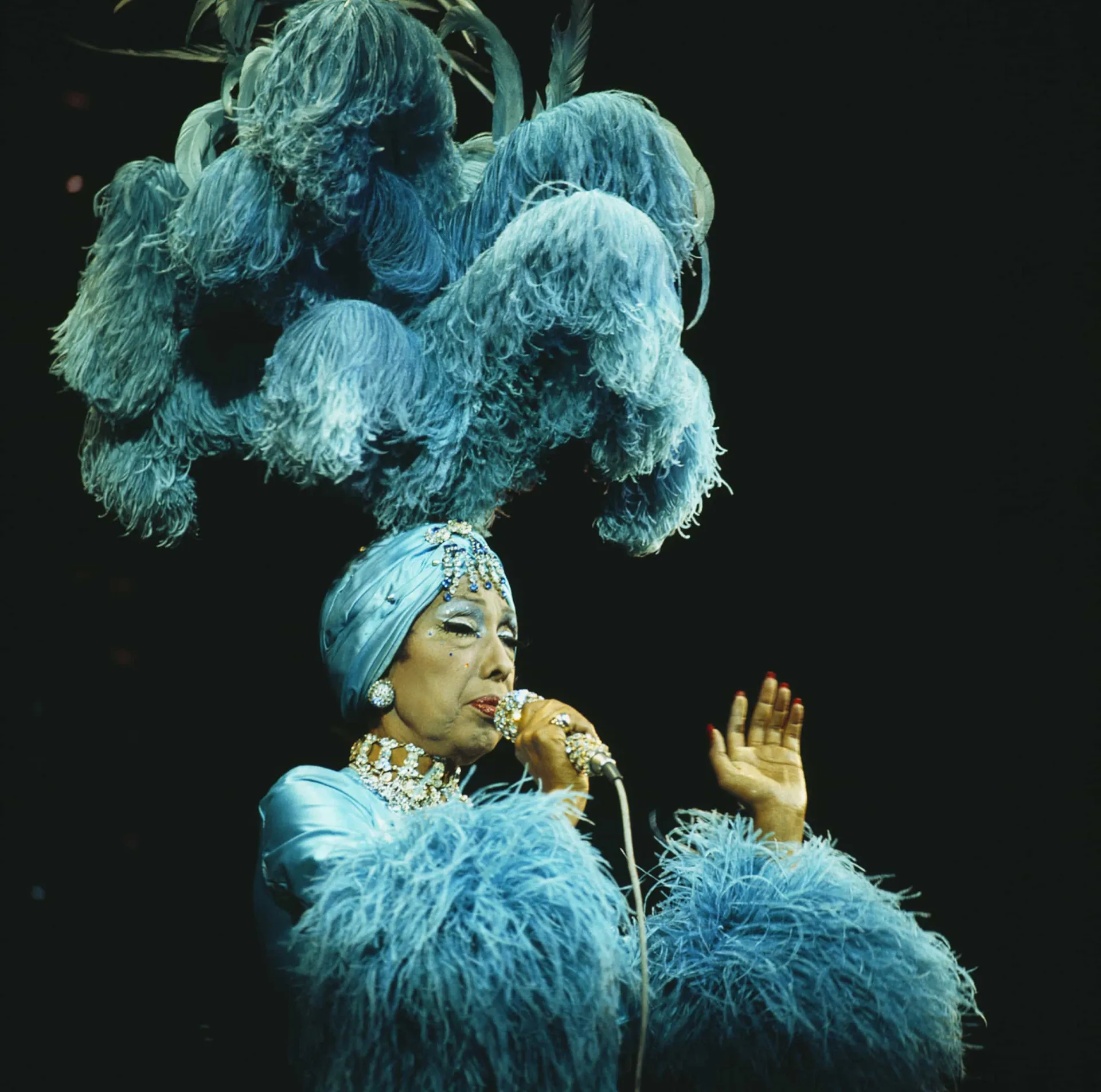 A dançarina e cantora Josephine Baker em uma de suas poses exóticas e icônicas no palco.