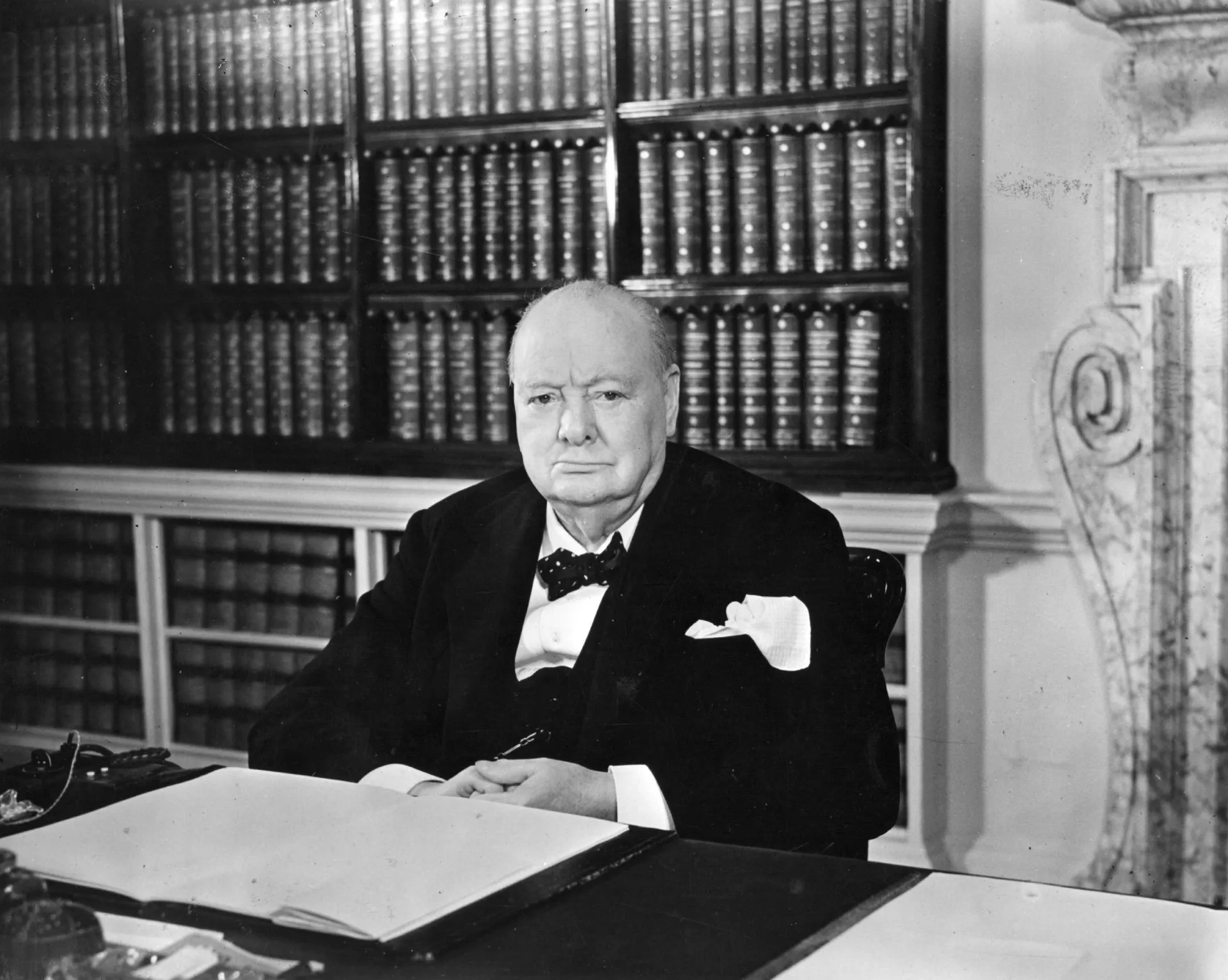 O estadista britânico Winston Churchill com seu charuto característico e expressão determinada.