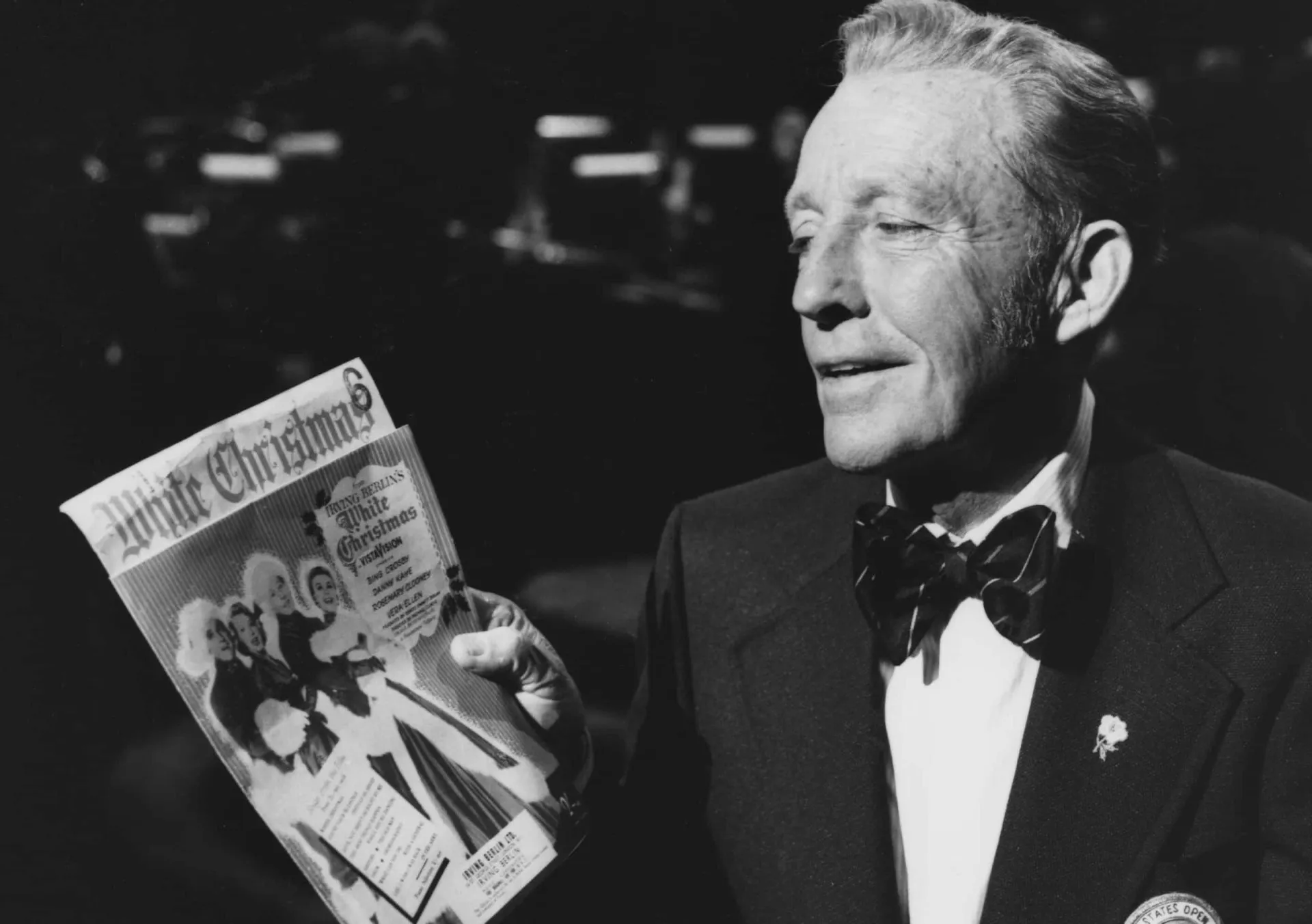 O cantor e ator Bing Crosby, com seu sorriso amigável e cachimbo, um apaixonado por golfe.