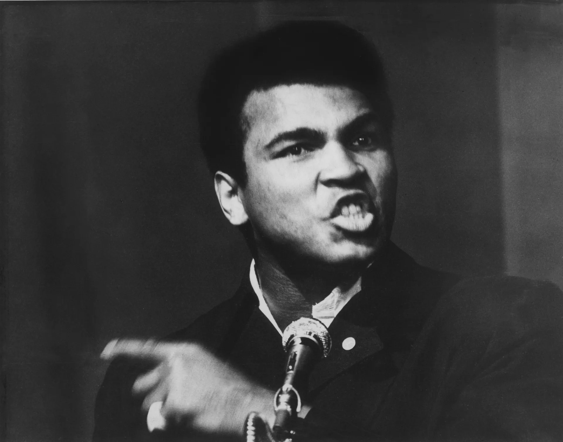 O pugilista Muhammad Ali, 'O Maior', em uma pose de luta clássica.