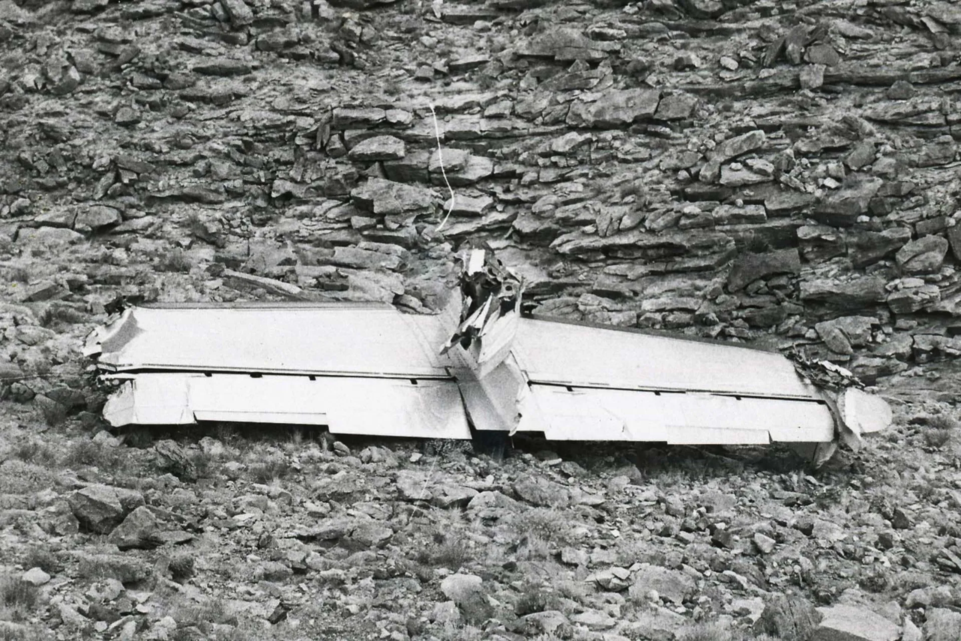 A cauda de um avião da TWA, partida e destruída, no deserto do Grand Canyon.
