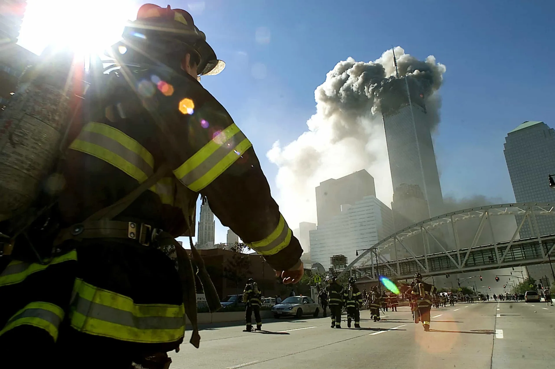 A segunda torre do World Trade Center explode em chamas após ser atingida por um avião.
