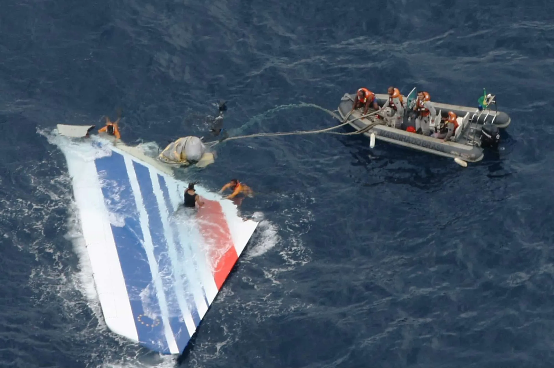 Um navio militar recuperando um grande pedaço da cauda de um avião da Air France do oceano.