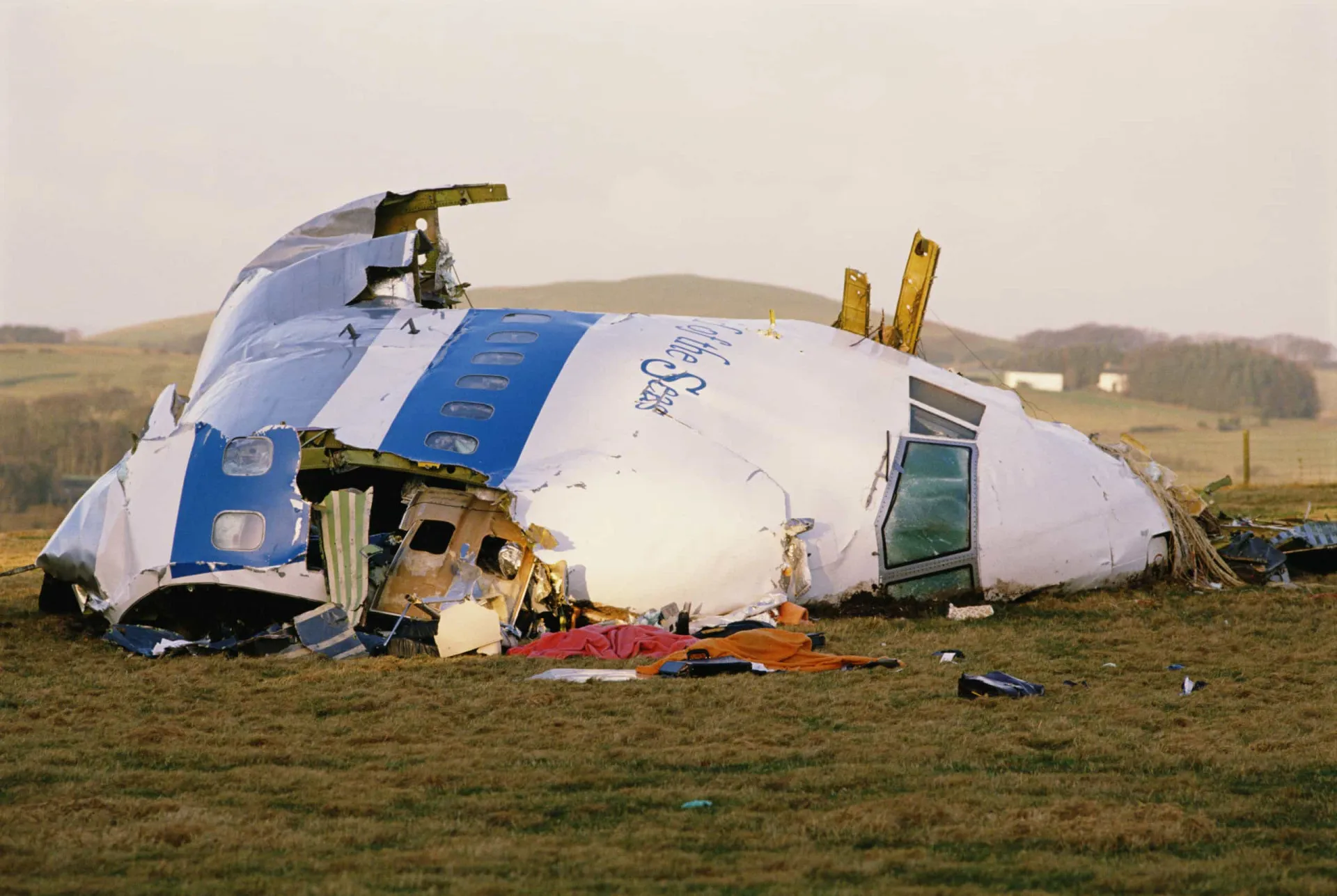 A seção do nariz do voo 103 da Pan Am caída em um campo na Escócia.