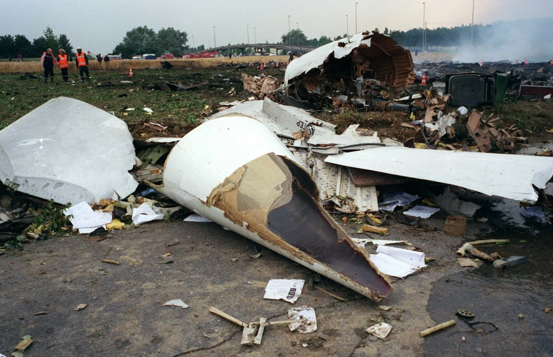 O nariz icônico do avião Concorde em meio a destroços carbonizados.
