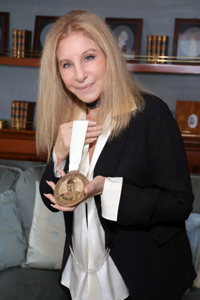 Barbra Streisand em um retrato clássico, destacando seu perfil icônico.