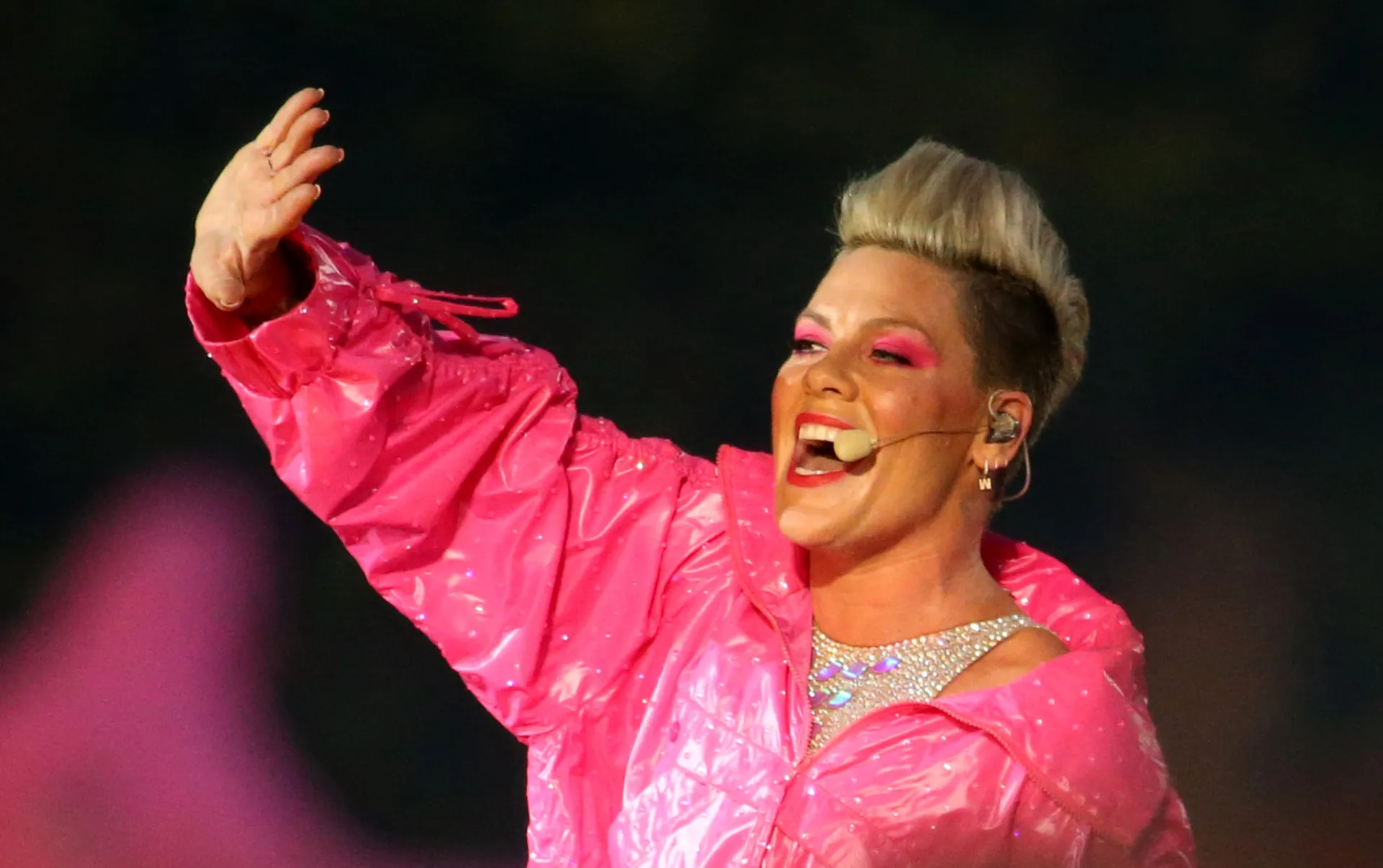 Pink fazendo uma de suas famosas acrobacias aéreas durante um show.