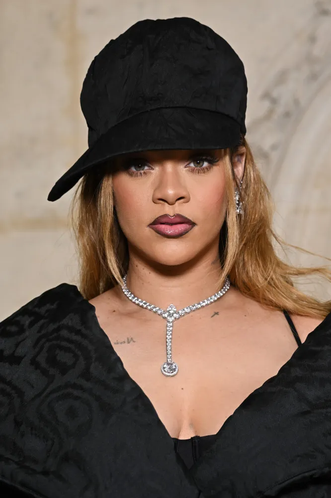 Rihanna com um olhar confiante e estiloso, representando seu status de ícone da moda.