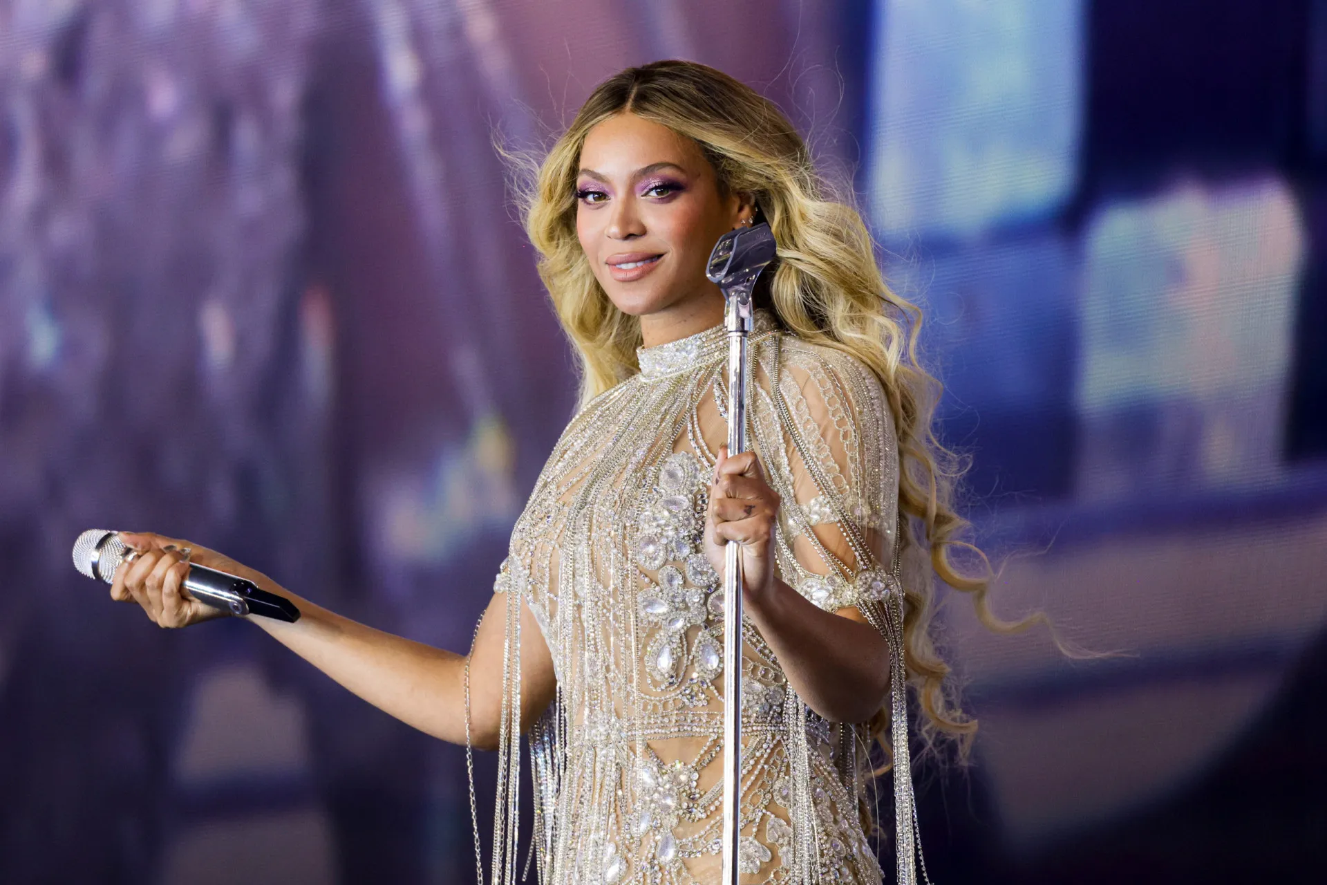 Beyoncé no palco em uma pose de poder, exalando confiança e controle.