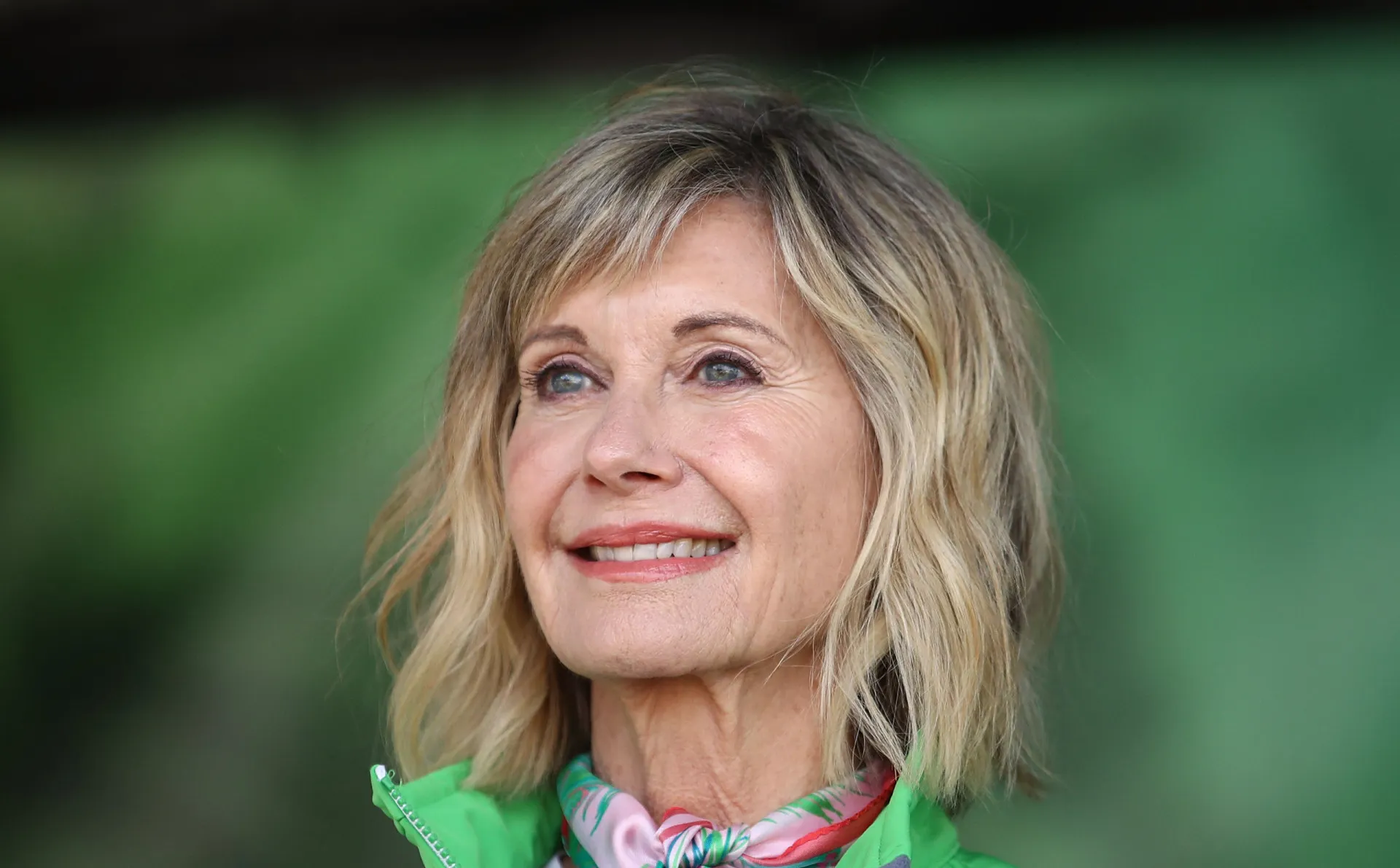 Olivia Newton-John com o visual icônico de jaqueta de couro do filme 'Grease'.