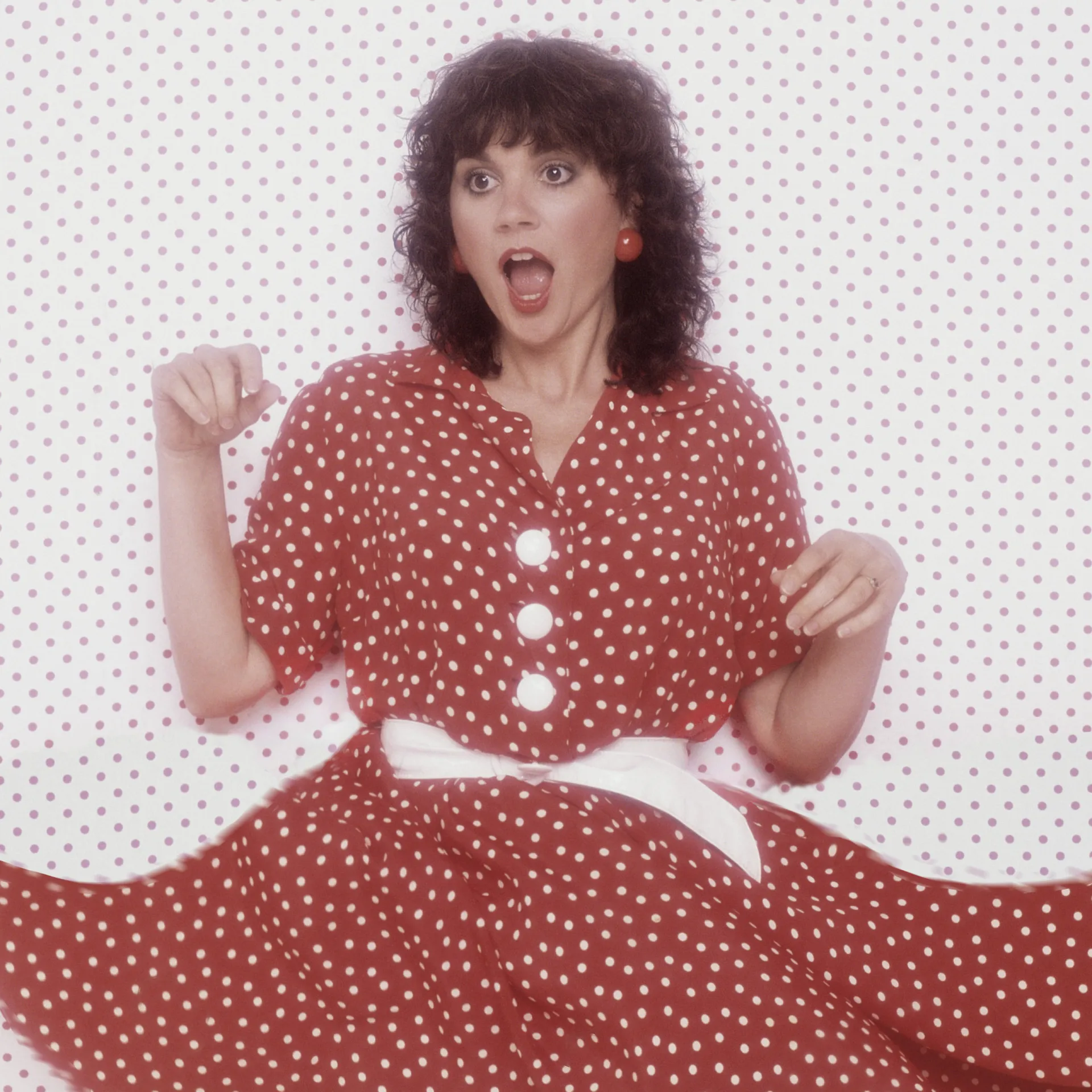 Linda Ronstadt em um retrato de sua juventude, com um olhar intenso e cativante.