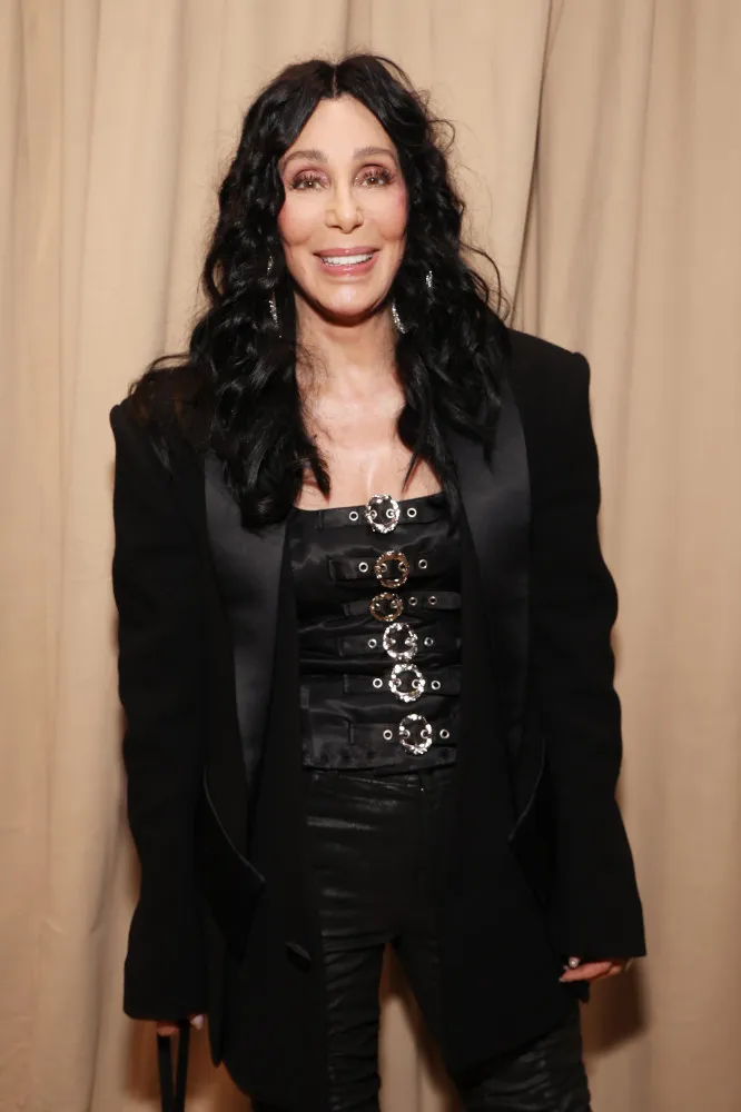 Cher em um de seus muitos visuais extravagantes e icônicos no palco.