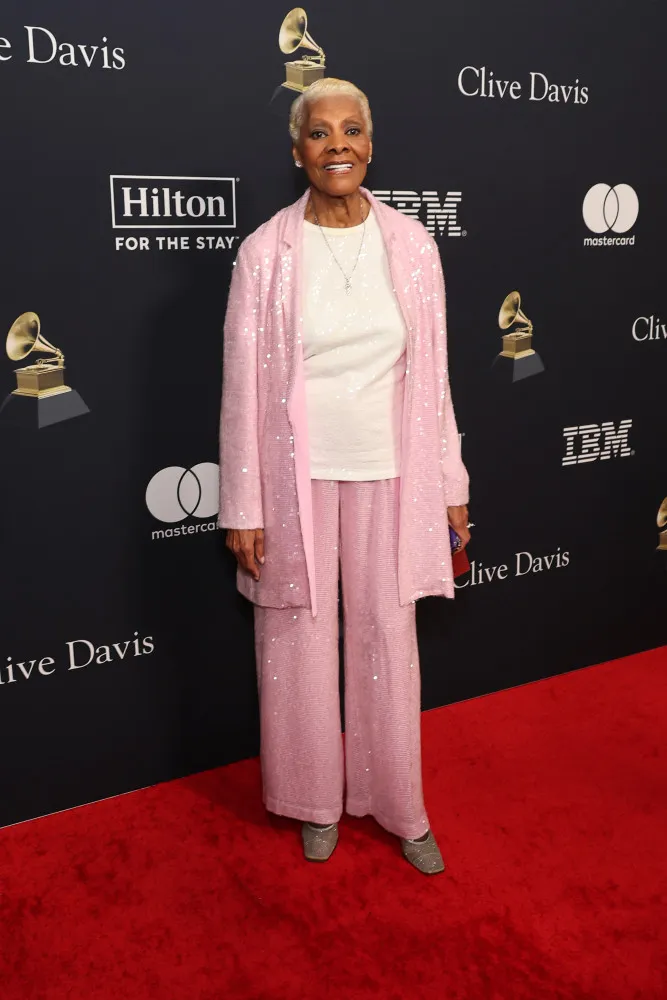 Dionne Warwick em uma foto clássica em preto e branco, com um olhar sereno.