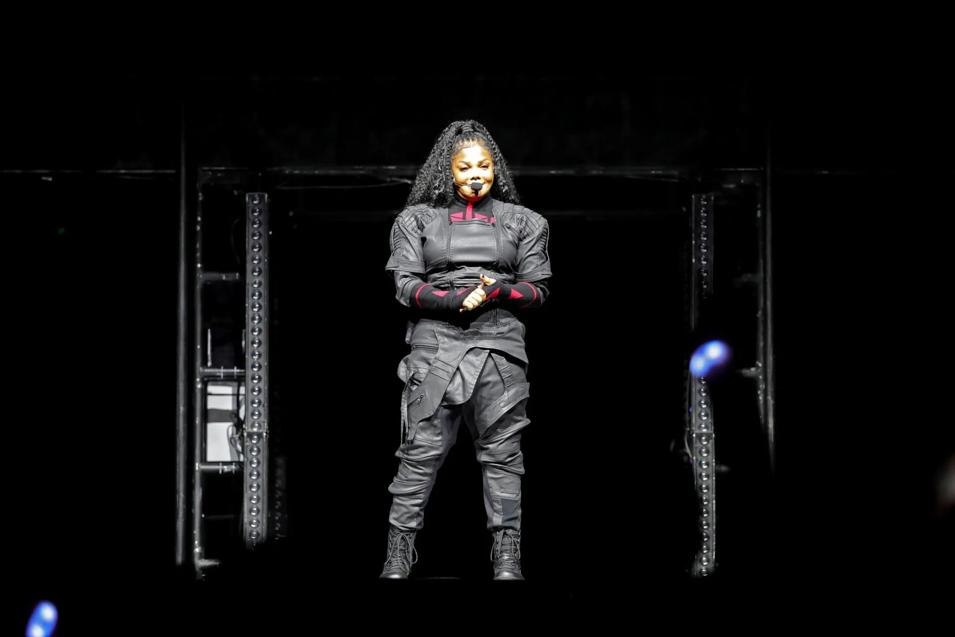Janet Jackson em uma performance cheia de energia, com sua dança precisa e marcante.