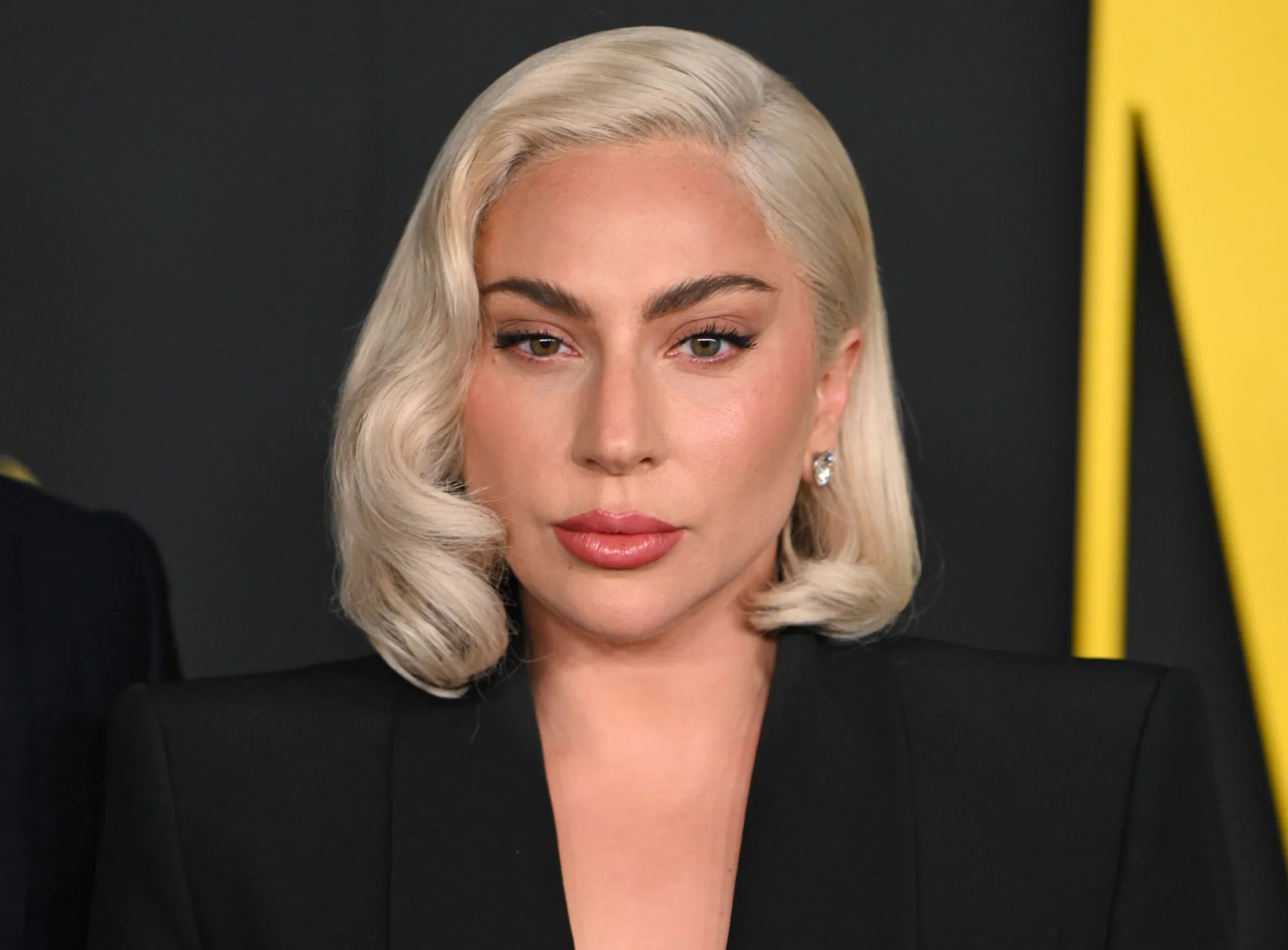 Lady Gaga com um visual extravagante e artístico, uma de suas marcas registradas.