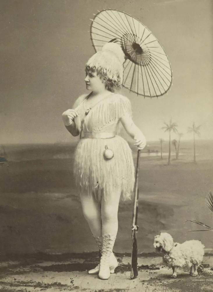 Lydia Thompson em um retrato antigo, representando o estilo do burlesco vitoriano.