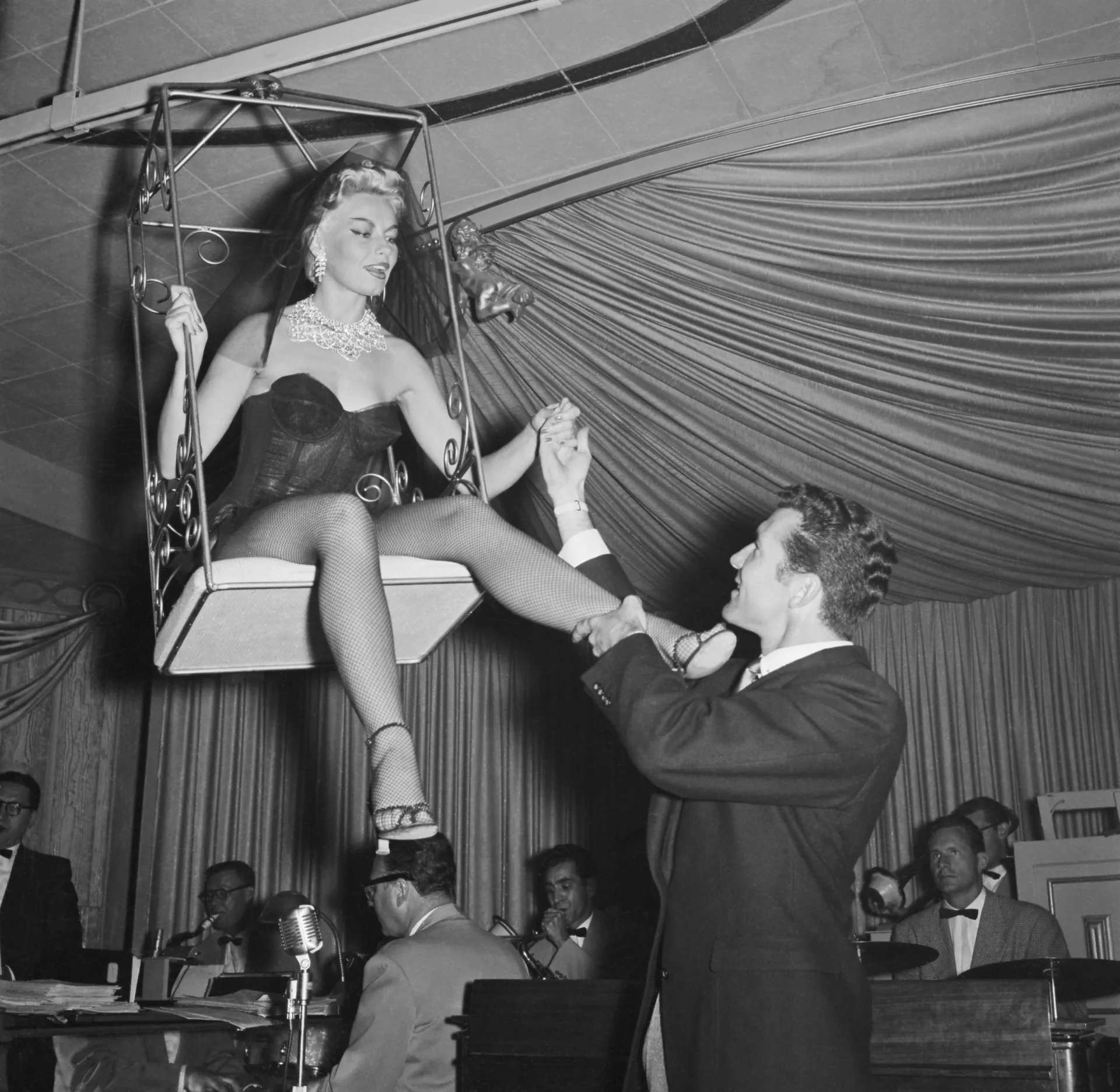 Lili St. Cyr em uma pose elegante, refletindo sua formação em balé clássico.