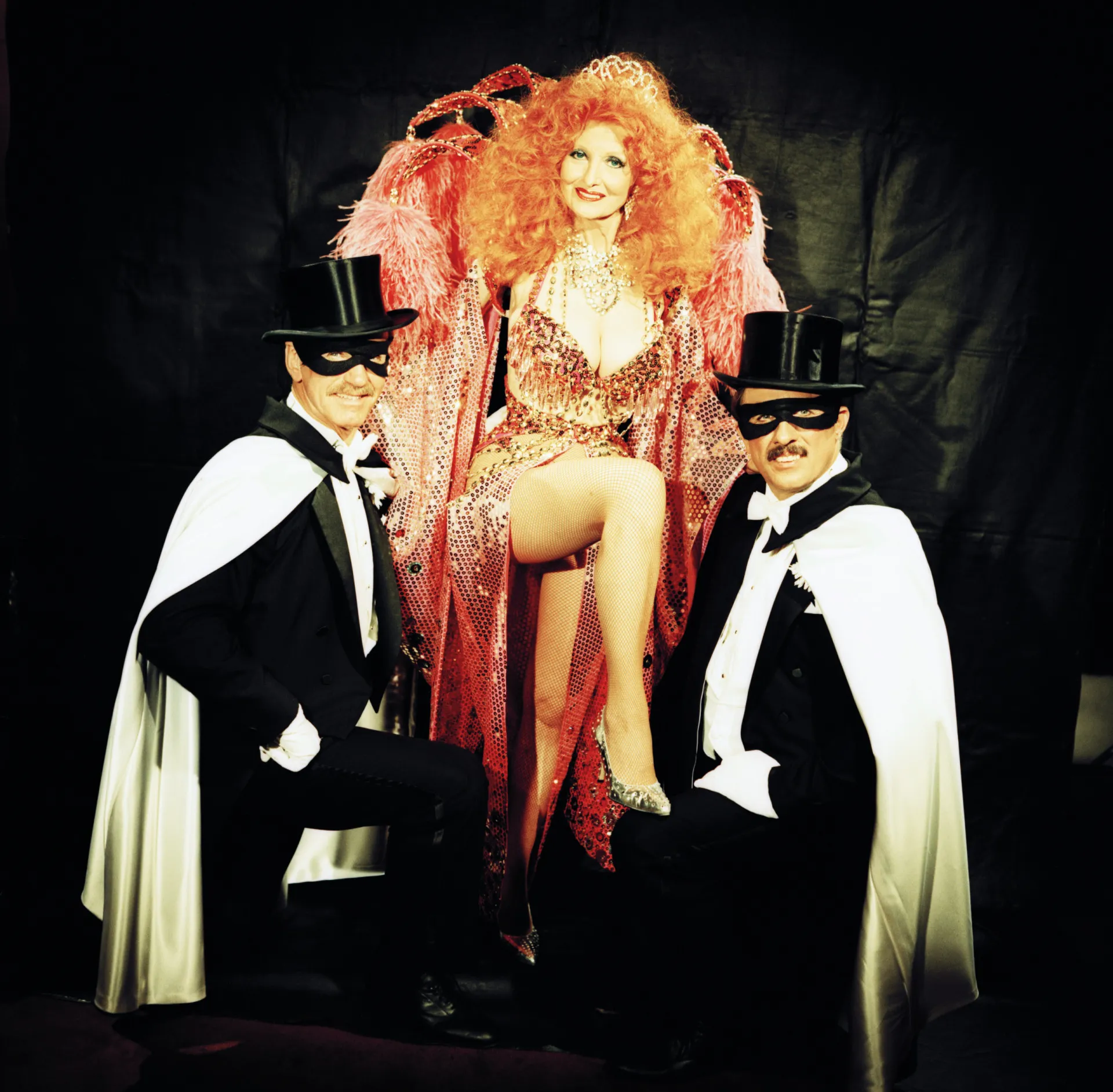 Tempest Storm em uma idade mais avançada, ainda exibindo o glamour e a atitude que a definiram.