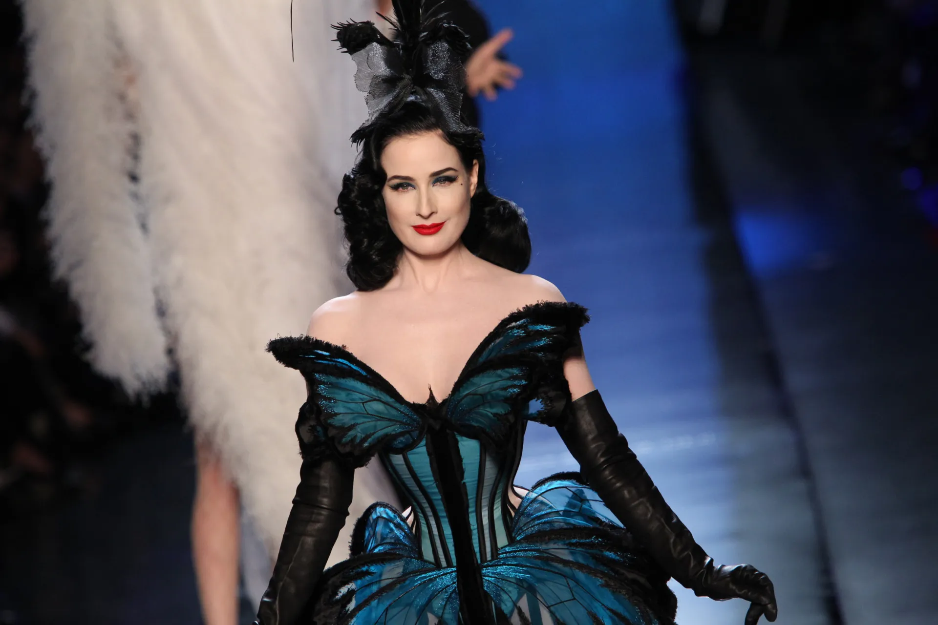 Dita Von Teese em sua famosa taça de martini gigante, um de seus atos mais icônicos.