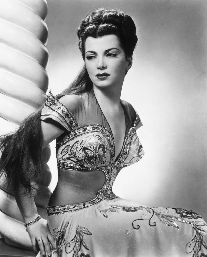 Sherry Britton em um retrato clássico, exibindo a beleza e o estilo das décadas de 1930 e 1940.