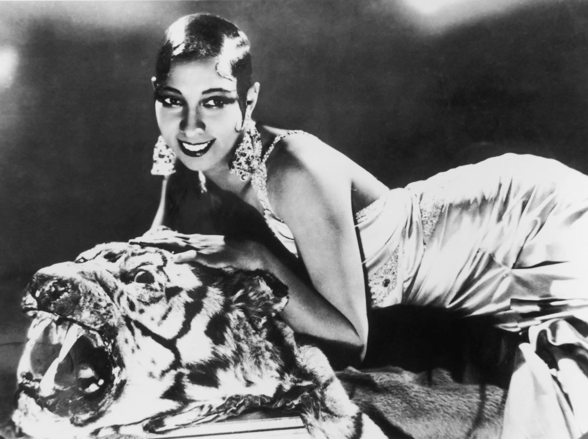 Josephine Baker em sua famosa saia de bananas, um ícone da sua carreira.