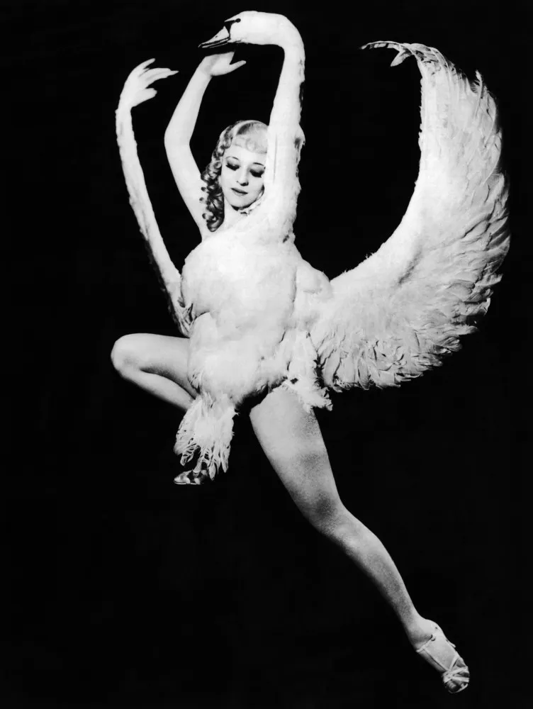 Sally Rand com seus famosos leques de plumas, um de seus adereços mais icônicos.