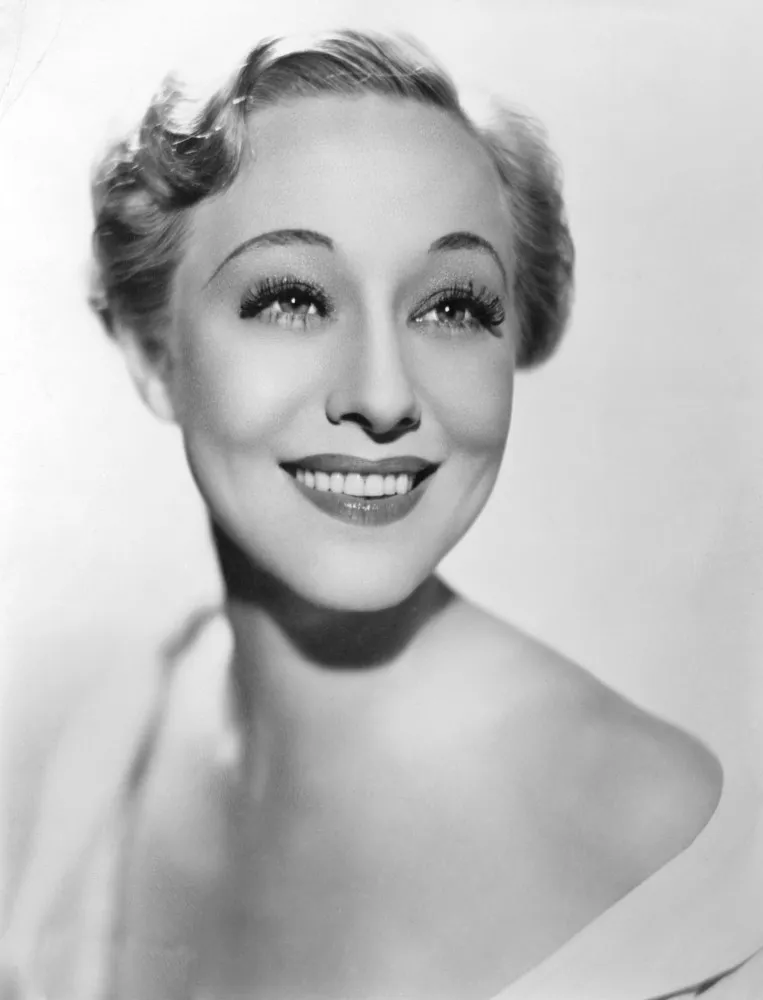 Sally Rand em uma cena de filme, mostrando seu glamour na tela grande.