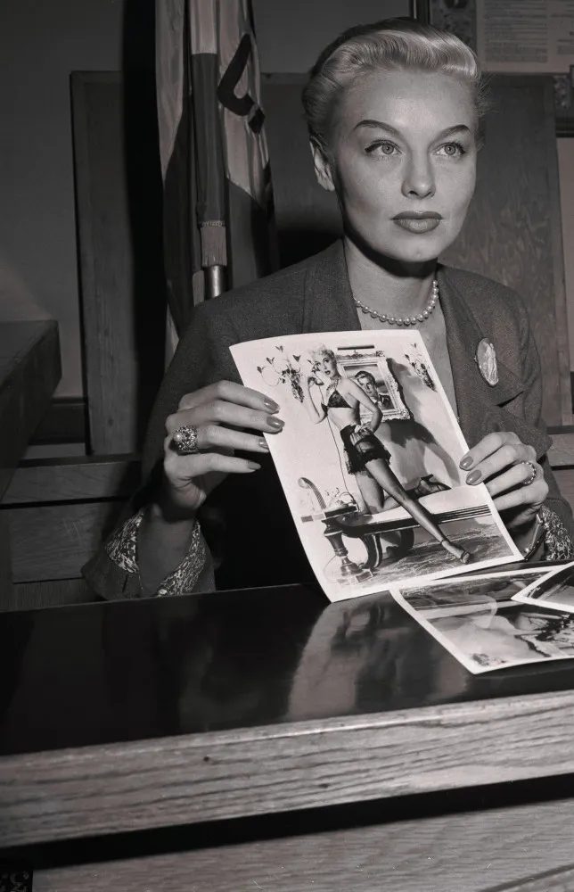 Lili St. Cyr em um de seus atos temáticos, mostrando sua criatividade e talento para a narrativa.