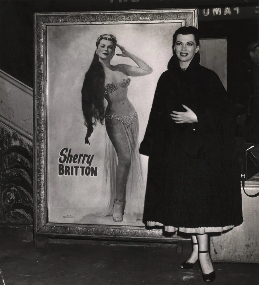 Sherry Britton posando com um traje que reflete seu apoio e entretenimento para as tropas.