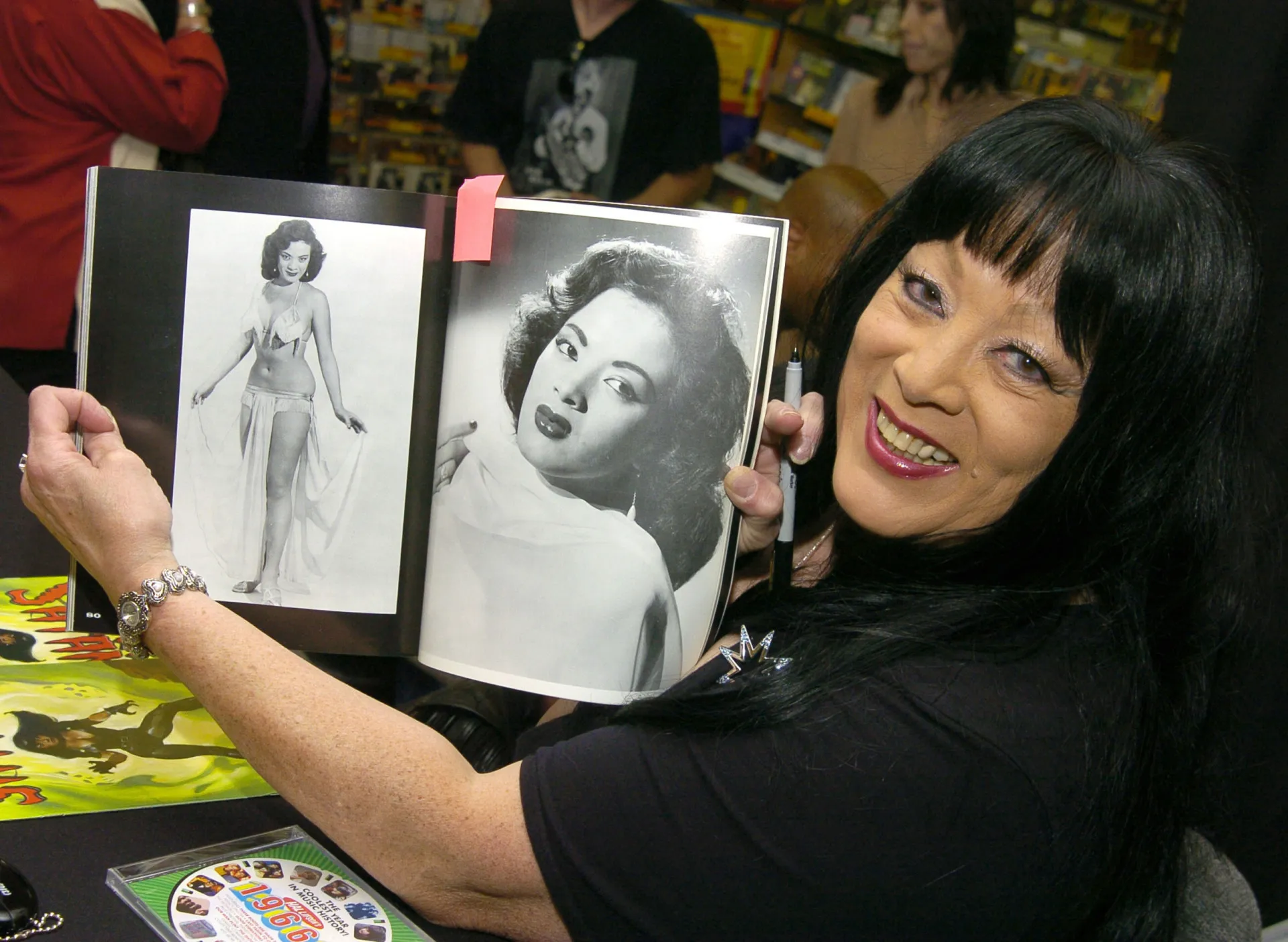 Tura Satana em uma performance de dança, mostrando a energia e a paixão que a tornaram famosa também nos palcos.