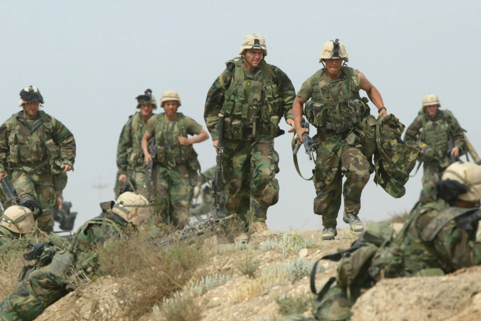 Soldado ferido sendo ajudado por um companheiro, indicando incapacidade de continuar o combate.