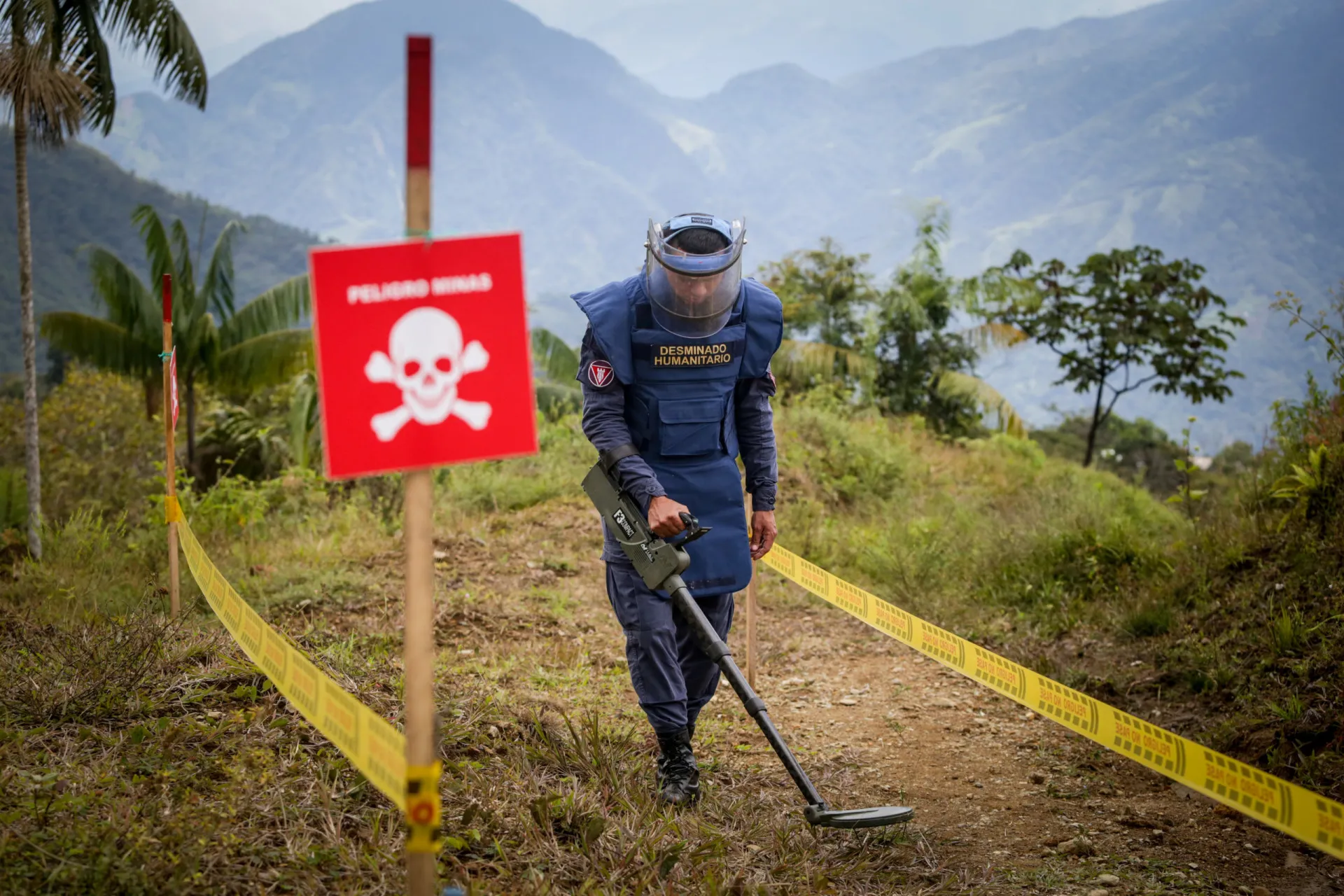 Sinal de alerta para campo minado, com um crânio e ossos cruzados.