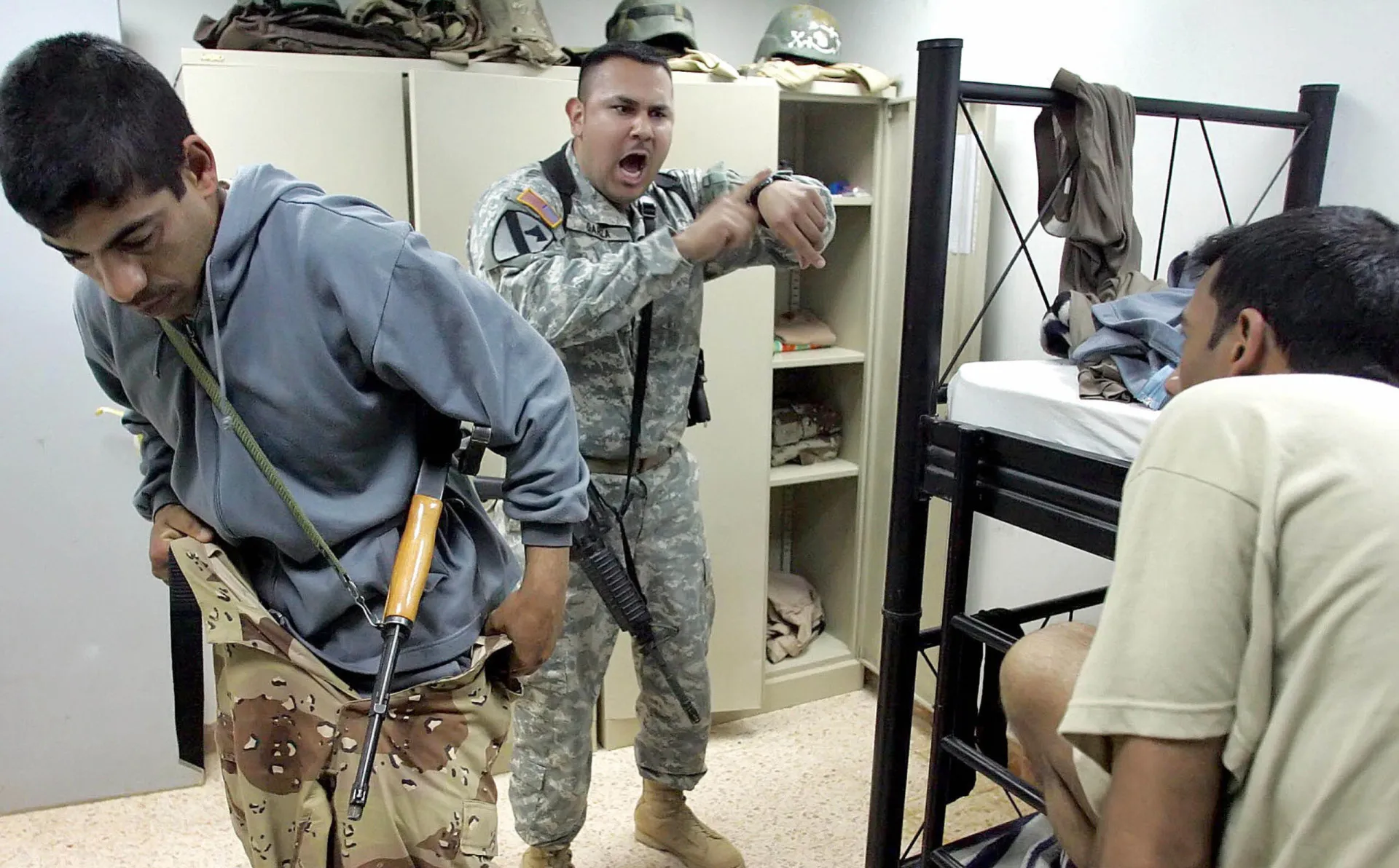 Soldados em formação, perfeitamente alinhados, demonstrando disciplina militar.