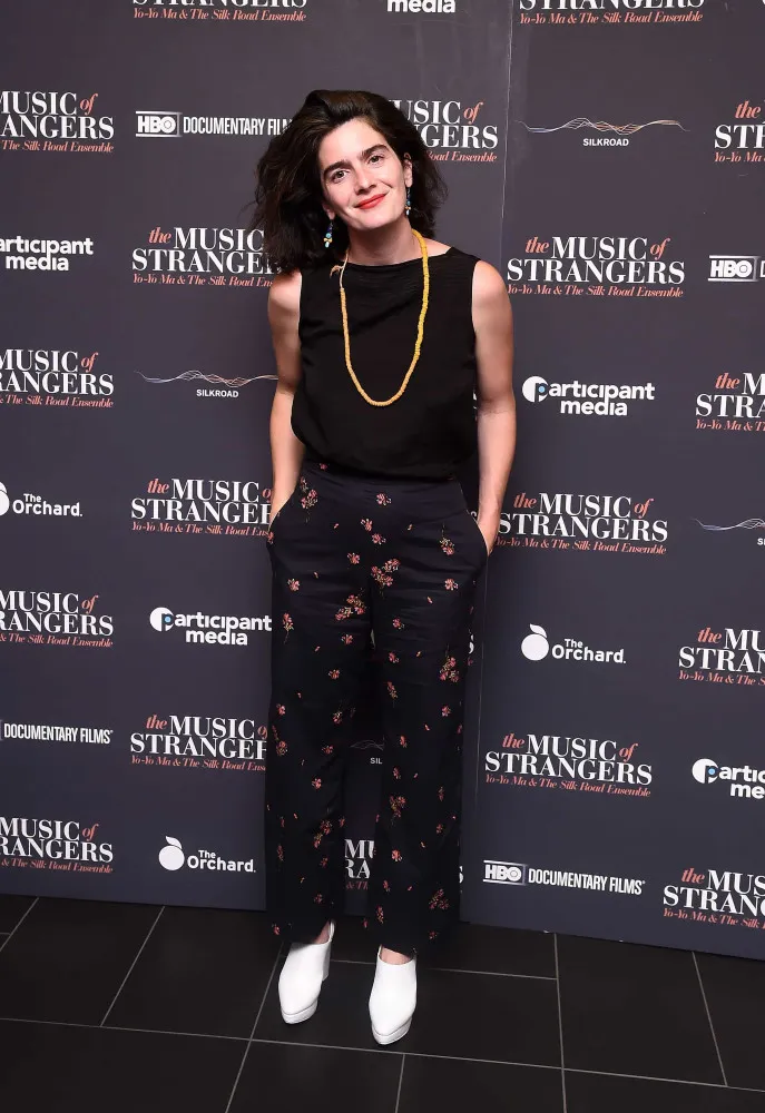 Gaby Hoffmann adulta, com um visual autêntico e alternativo em um evento de premiação.