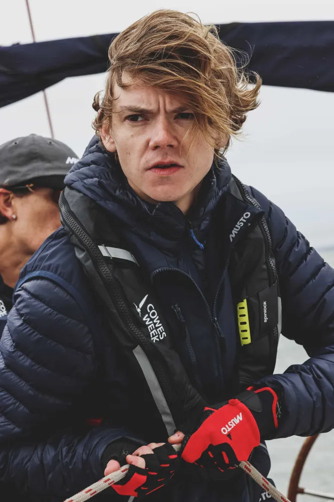 Thomas Brodie-Sangster como adulto, com um visual mais maduro e estiloso em um evento.
