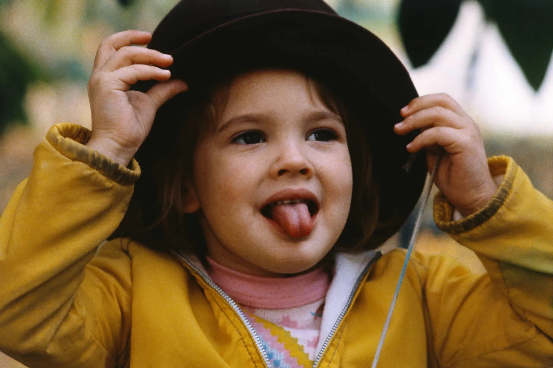 A pequena Drew Barrymore na cena icônica de 'E.T. O Extraterrestre', gritando.