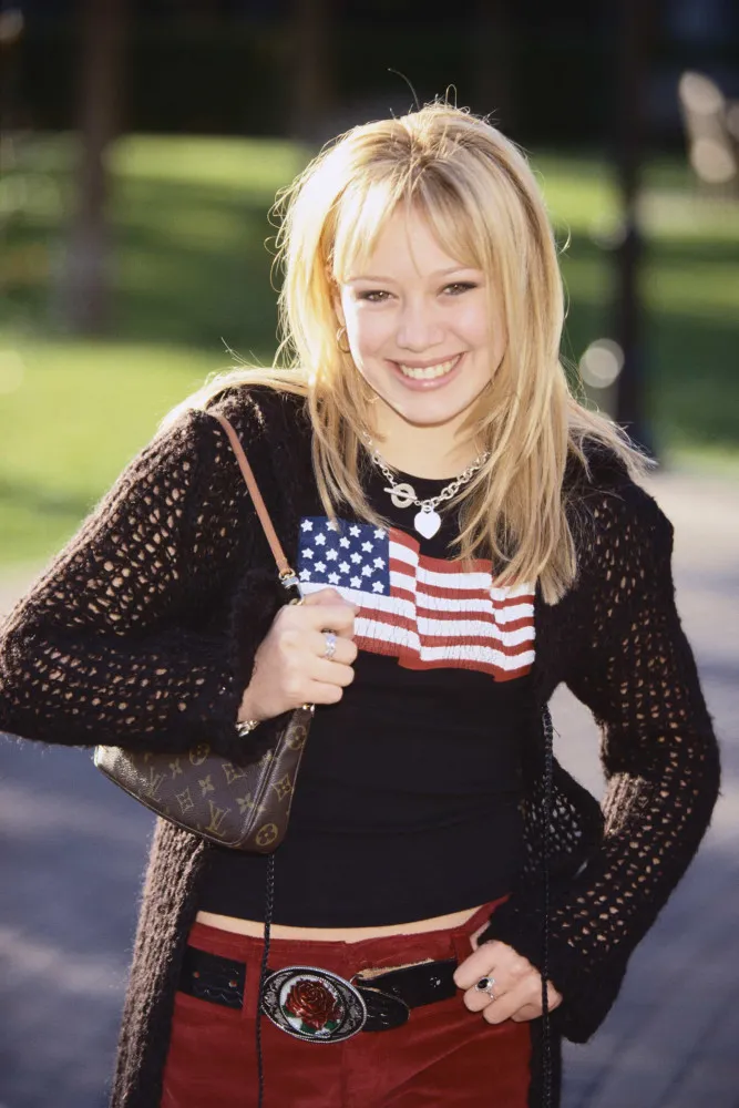 A adolescente Hilary Duff no auge de sua fama como 'Lizzie McGuire', com um visual dos anos 2000.