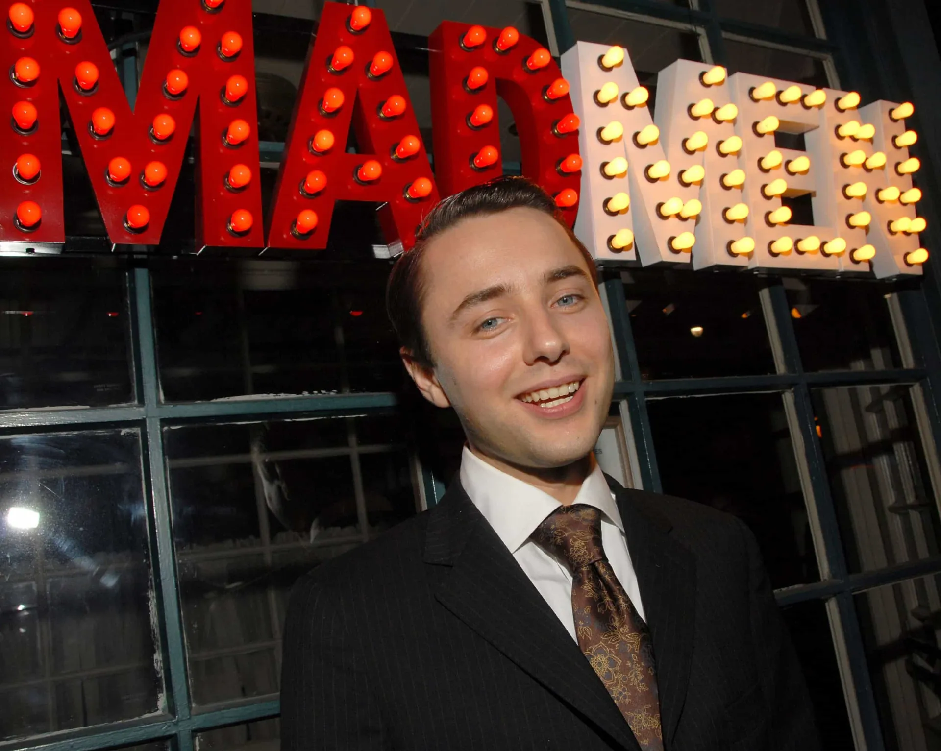 Vincent Kartheiser caracterizado como Pete Campbell na série 'Mad Men', com um terno elegante.