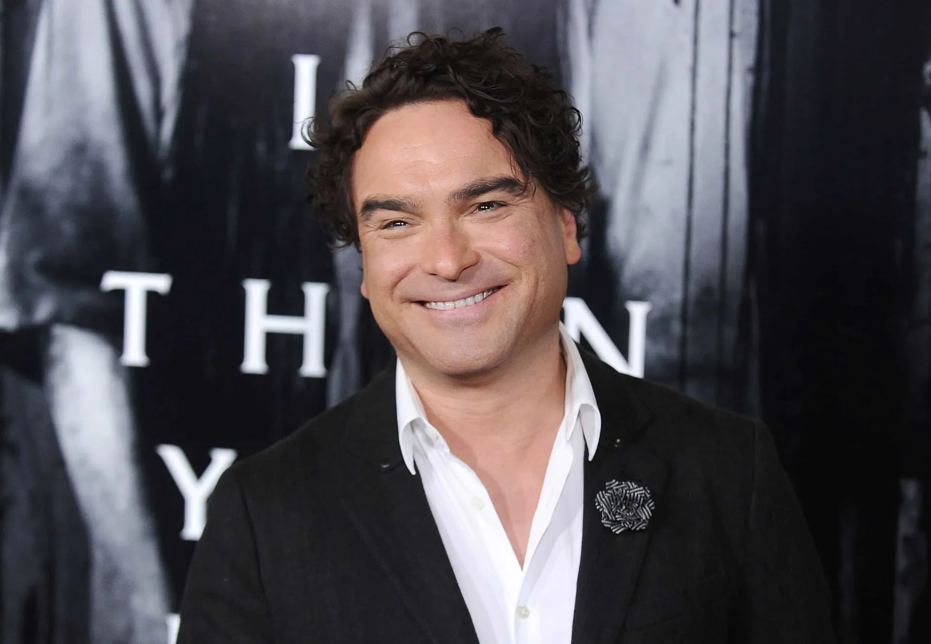 Johnny Galecki como o personagem Leonard Hofstadter de 'The Big Bang Theory', usando óculos.