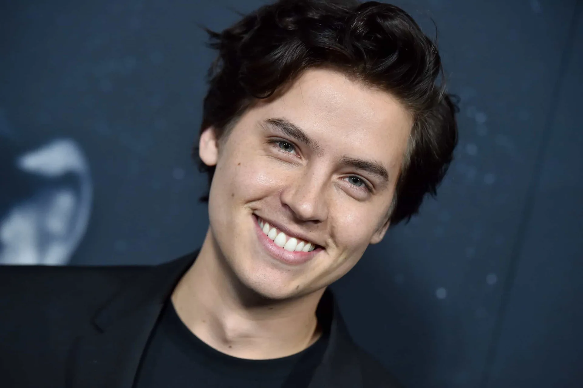 Cole Sprouse como o personagem Jughead Jones em 'Riverdale', com seu gorro característico.