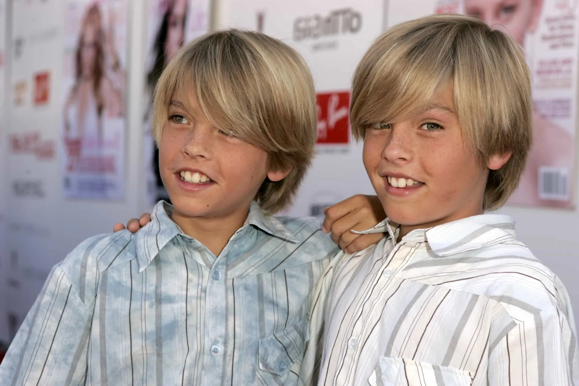 Os irmãos gêmeos Cole e Dylan Sprouse quando crianças, em um evento do Disney Channel.