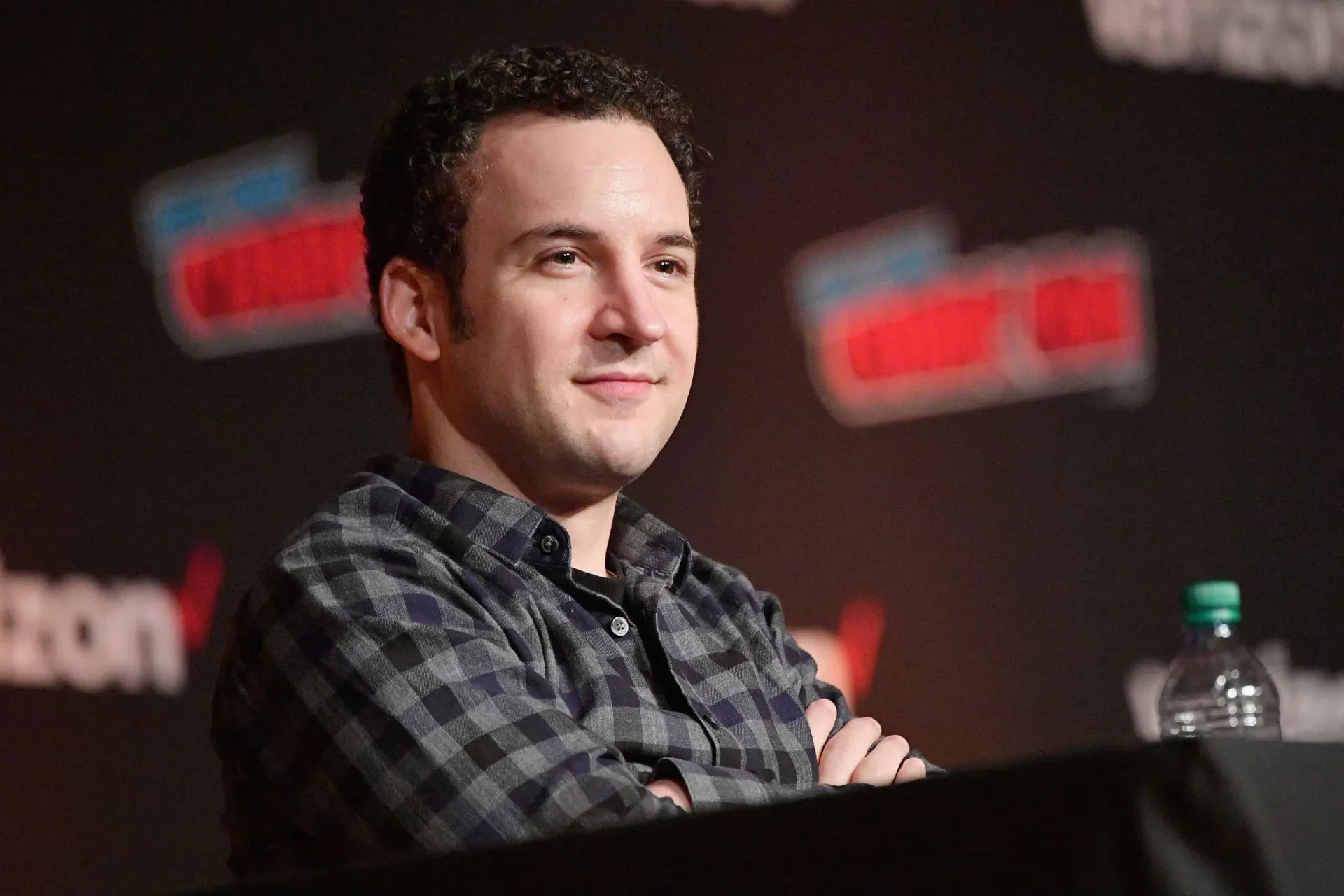 Ben Savage como adulto, reprisando seu papel de Cory Matthews no spin-off 'Garota Conhece o Mundo'.