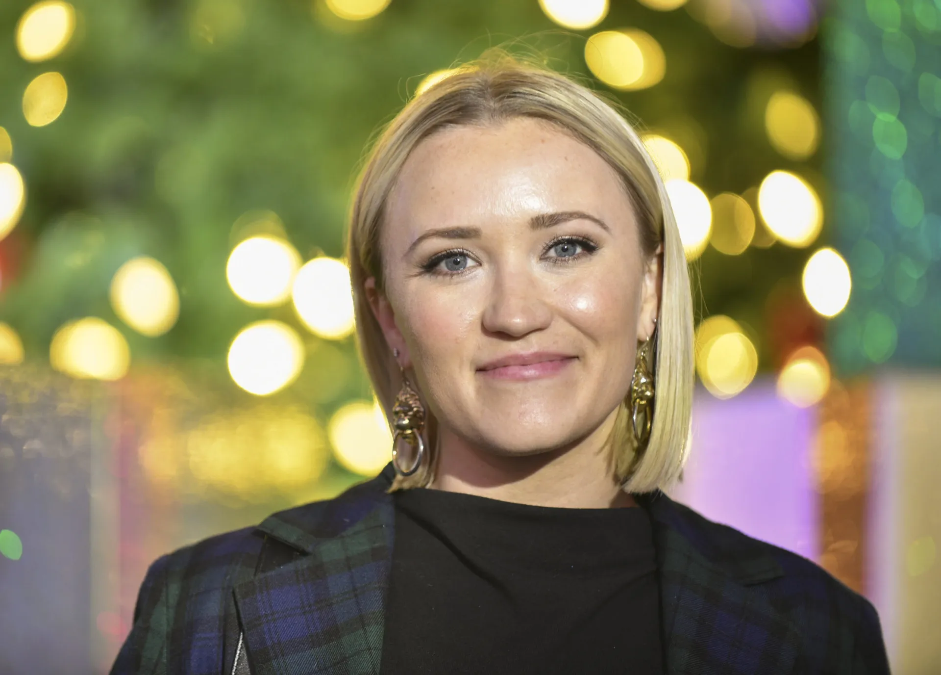 Emily Osment como adulta, com um visual sofisticado e maduro em um evento de gala.