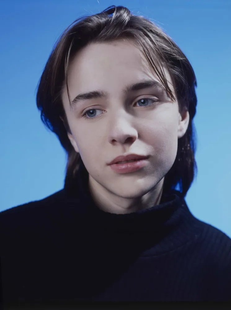O jovem Vincent Kartheiser em um filme dos anos 90, com um olhar intenso.