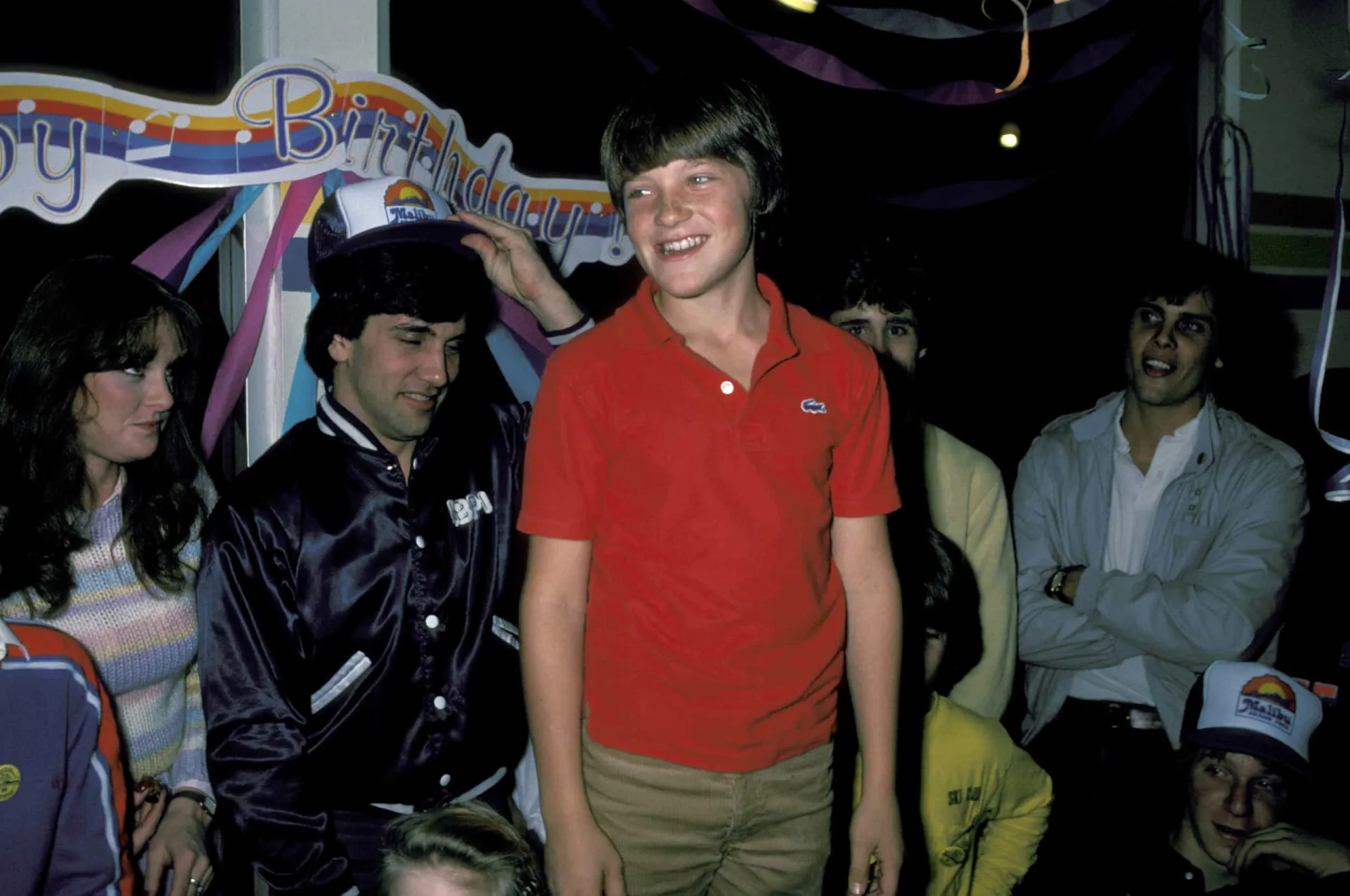 O jovem ator Jason Bateman nos anos 80, com um visual típico da época.
