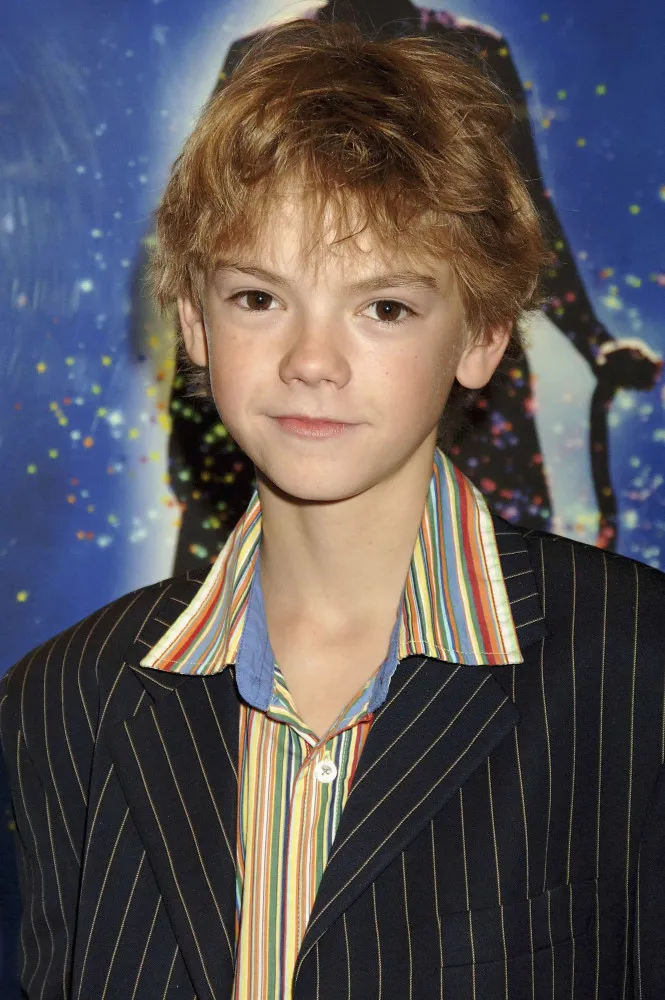 O jovem ator Thomas Brodie-Sangster em um evento, com seu característico cabelo ruivo.