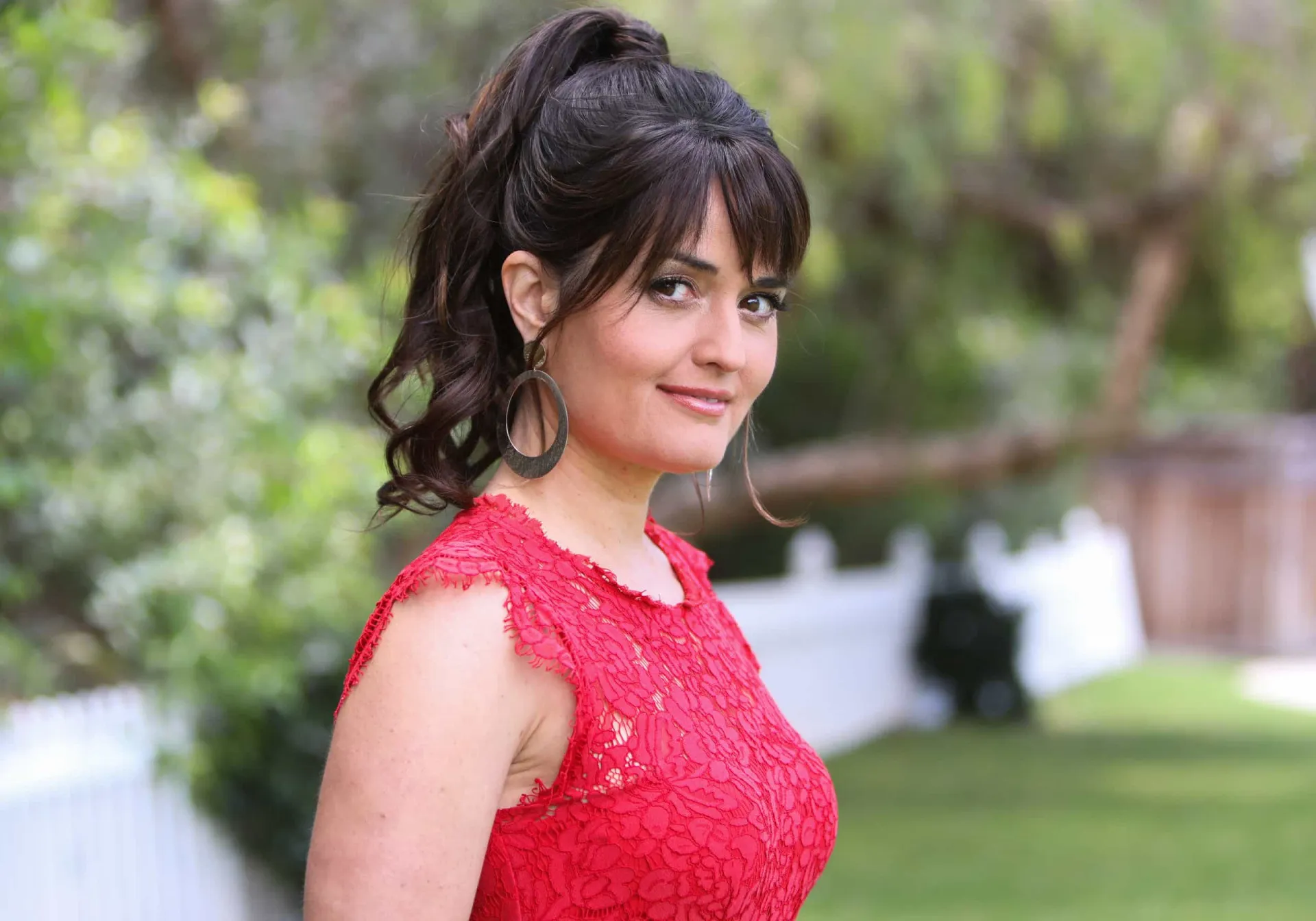 Danica McKellar como adulta, combinando sua carreira de atriz com a de autora de livros de matemática.