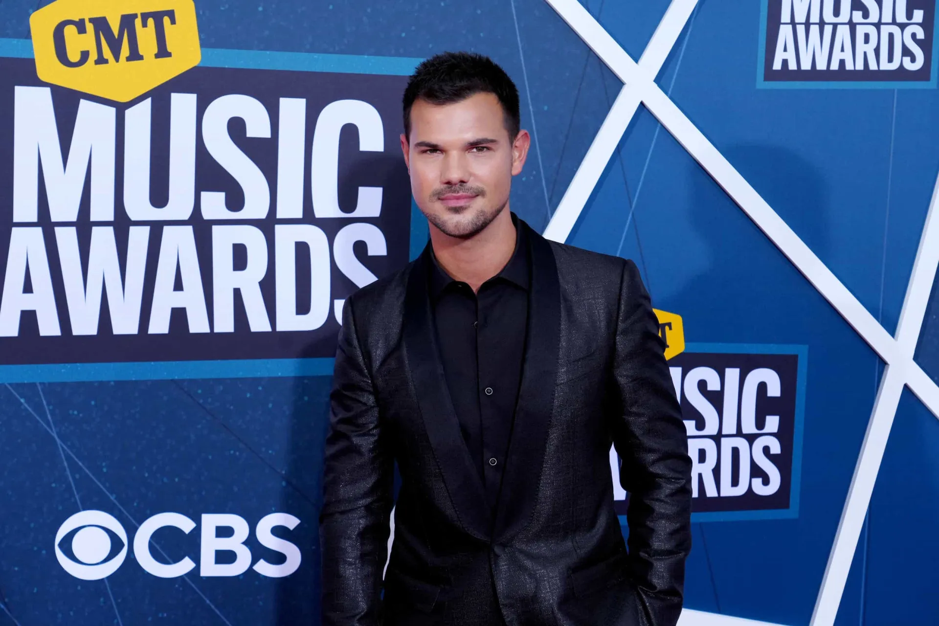 Taylor Lautner adulto, com um visual mais casual e maduro em um evento recente.